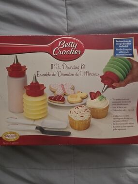 Betty Crocker Decorating Kit with Red, Yellow, Green Accents
